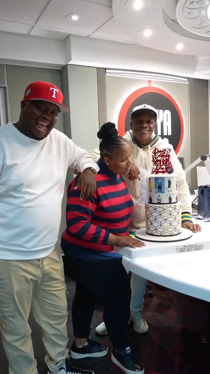SURPRISE! glenzito, official_ & EliteLadyGirlWoman thought Kaya 959 had forgotten it was their one-year on Tuesday 15 April. But little did they know that a celebration had been in the works for a couple of weeks. They were surprised by a visit from CELESTE NTULI and Vinny Da Vinci. And a stunning two-tiered cake by Chef Nzuza. And Sizwe Dhlomo also made a surprise visit to wish the team well. The frowns turned to smiles. Laughter. And happiness. 🥳Happy 1 year to the most chaotic, fun, loving and inspirational team! #Drive959 Weekdays 3pm - 6pm 📻