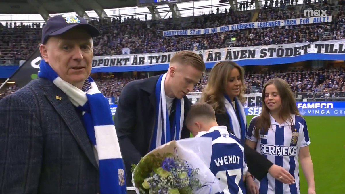 Känslosamt för familjen Wendt när Oscar Wendt hyllas inför avspark. 🔵⚪ 📲 Se matchen på Max