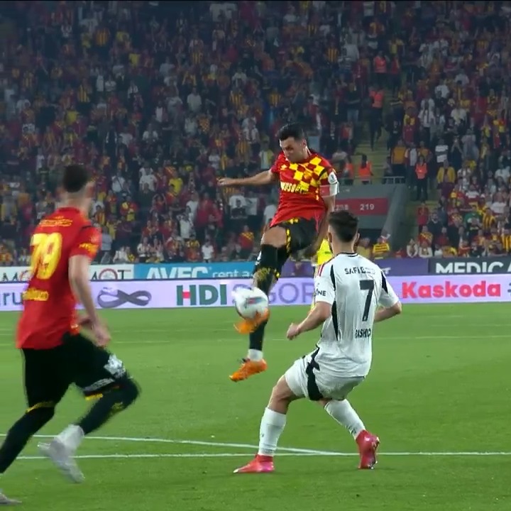 Kaptan İsmail’den Tsubasa’yı hatırlatan jeneriklik bir gol!🔥🔥🔥 #Göztepe #GözGöze100Sene