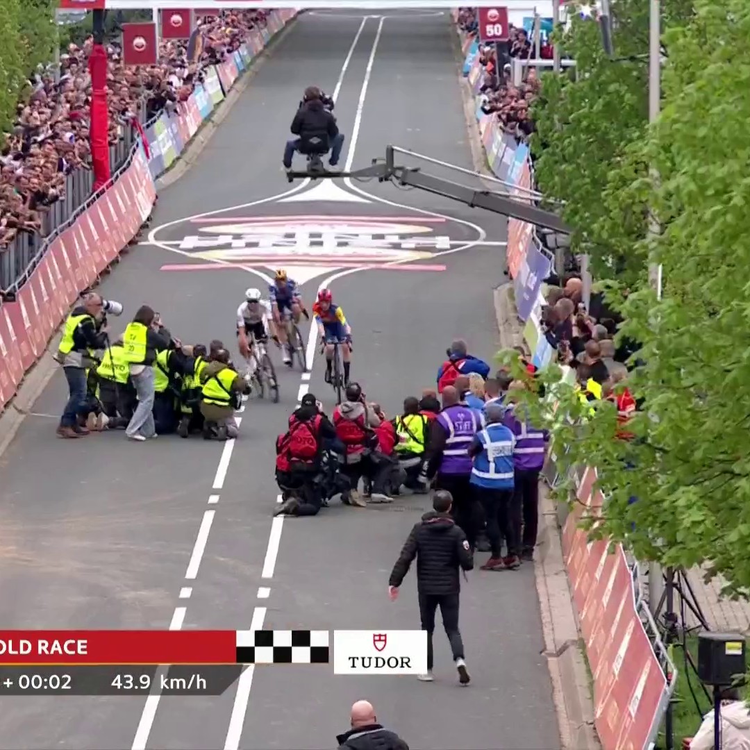 One of the most memorable sprints in recent times! Mattias Skjelmose beats both the world champion and the olympic champion to win Amstel Gold Race. 🏆🇩🇰Massive respect also to Rob Hatch for calling the winner right away! 🎩 #AGR25