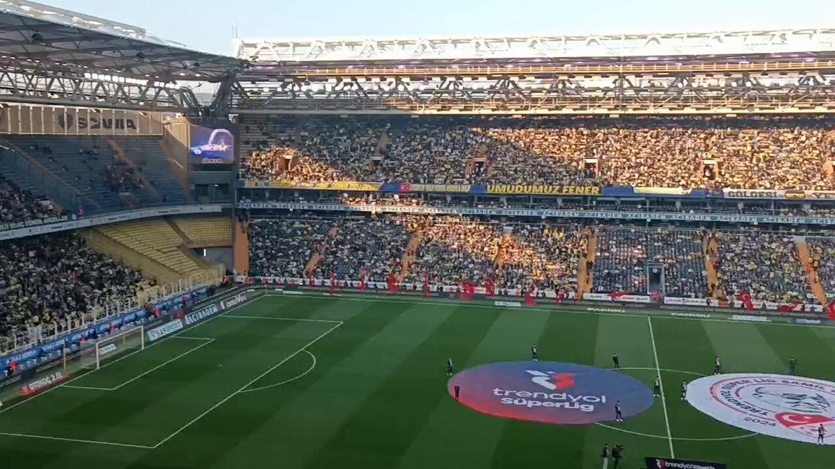 🏟️Fenerbahçe-Kayserispor maçı öncesi ilk 11'leri çocukların çizimleri ile paylaşırken, stadyumda futbolcuları çocuklar anons etti. 🇹🇷 Atamızdan çocuklara armağan en güzel bayram! 23 Nisan kutlu olsun! 📹Oğulcan Çoksayar