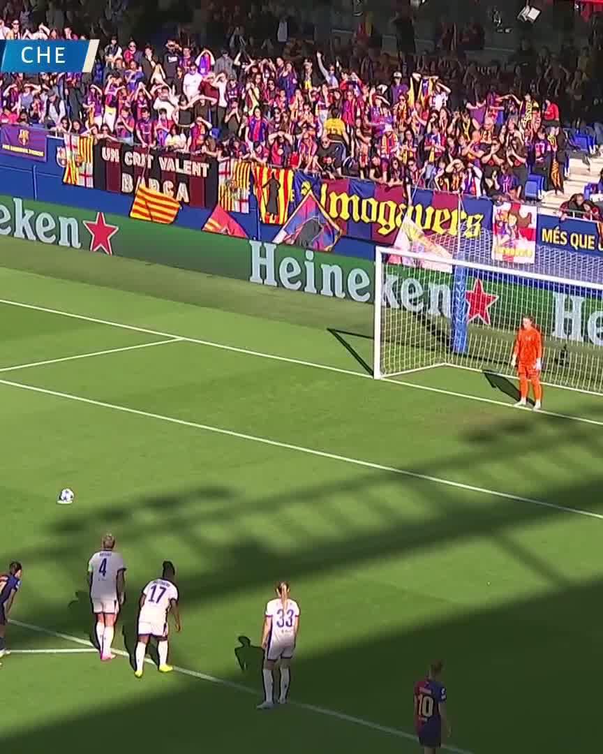 🧤Hannah Hampton steps up and saves Alexia Putellas' penalty. #CFCW #UWCL