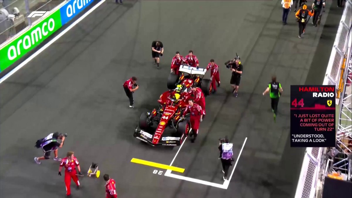 "J'ai perdu de la puissance en sortie du virage 22" 😳 La radio d'Hamilton après son tour de mise en grille ! Le Britannique est rassuré par son ingénieur. #SaudiArabianGP #F1