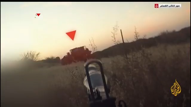 مشاهد حصلت عليها #الجزيرة لاستهداف عناصر كتائب القسام آليات للجيش الإسرائيلي، بعد خروجهم من أحد الأنفاق شرق غزة #حرب_غزة #الأخبار
