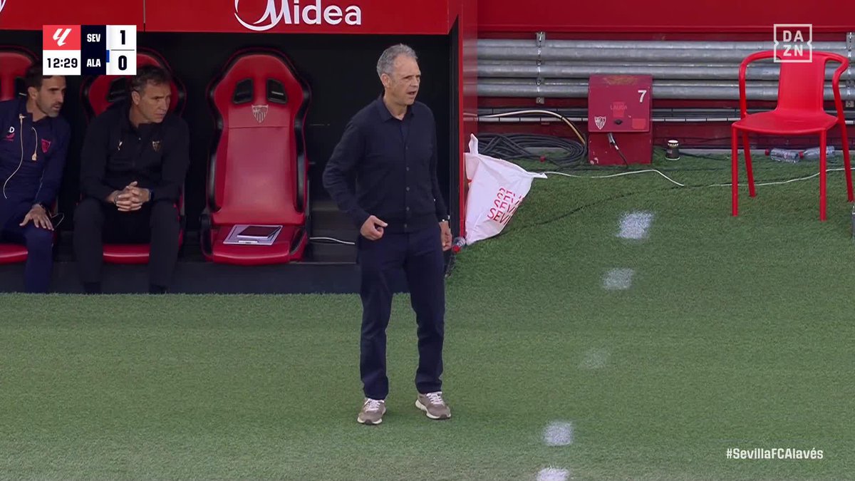 En el banquillo, pero como si estuviera en el campo 👀 Joaquín Caparrós remató con Peque en el gol del Sevilla y volvió a celebrar en la banda del Pizjuán 🥹 #LALIGAenDAZN ⚽️