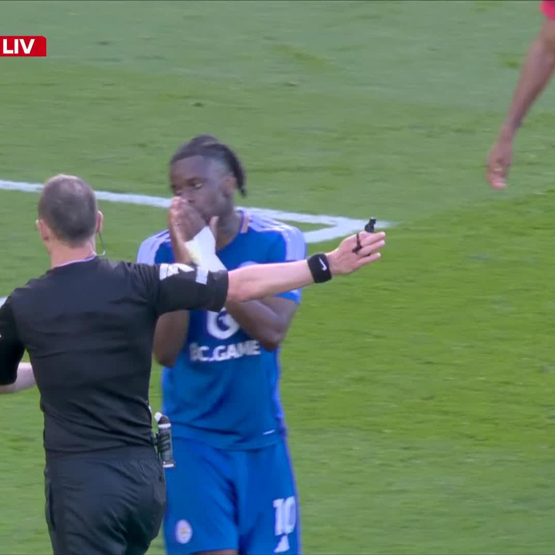 Foul or no foul? 👀🎽 Leicester's goal is chalked off ❌ 📺 Stream #LEILIV on DStv: