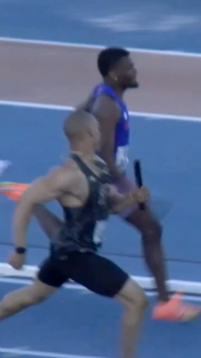 Sophomore Antoine Spencer anchors Purdue to a new 3:03.64 4x400m school record. ‼️44.15 split 😈Stares down Florida B team 🐊Hits the Gator chomp at the finish