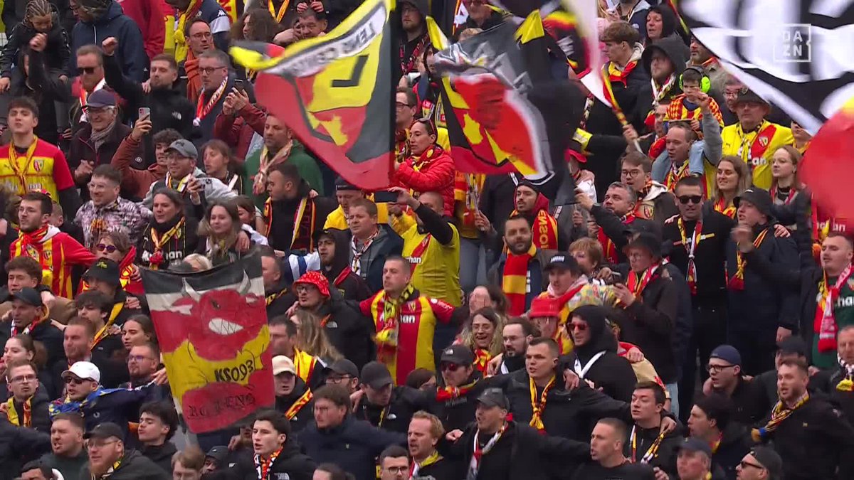 🤩 | La communion entre les joueurs lensois et leurs supporters ayant fait le déplacement ! 👏🔥 #SB29RCL