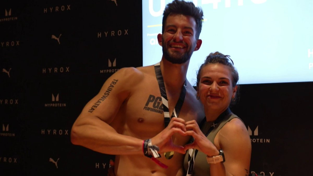😍 #Stade2 | Les mariés de l’Hyrox 💪 C’est le nouveau sport tendance ! L’Hyrox, discipline alliant musculation et course, a conquis le Grand Palais ce week-end ! parmi les 12 000 participants, Mévéna et Quentin, un couple qui fait partager sa passion commune !