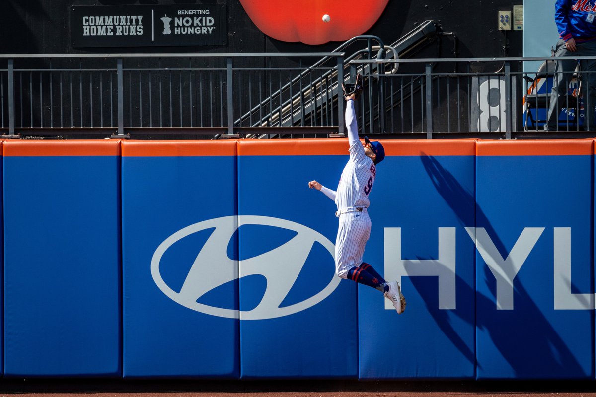 Brandon Nimmo takes away a home run! 😤