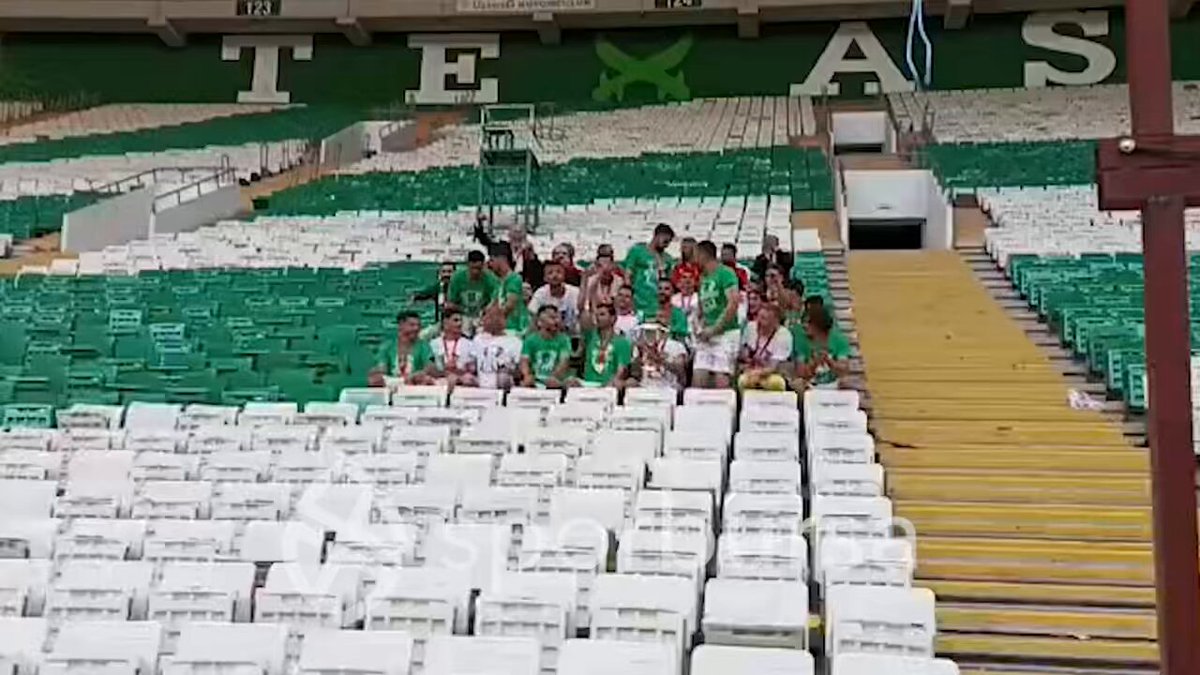 Bursasporlu futbolcular, kupa töreninden sonra #Teksas Tribünü’ne çıkarak, taraftarlar gibi tezahürat yapıp şampiyonluğu doyasıya kutladı: Kadıköy’de, İnönü’de…🏆🐊👑 #Şampiyon #Bursaspor 🇳🇬 #SporBursa (ÇOK ÖZEL) 🎥🔥