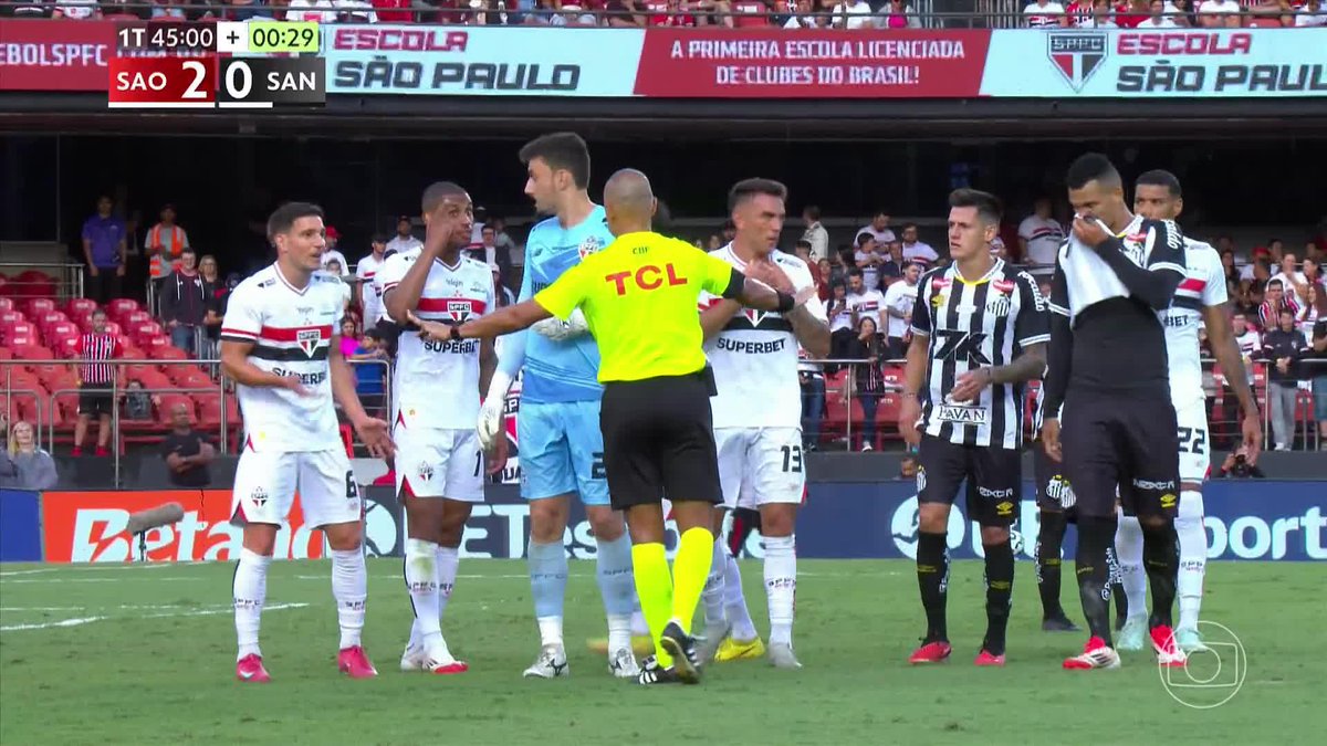 Arbitragem marca pênalti em toque de mão na bola de Enzo Díaz em disputa com Leo Godoy dentro da área. Na cobrança, Tiquinho Soares converteu e diminuiu para o Santos contra o São Paulo: 2 a 1.