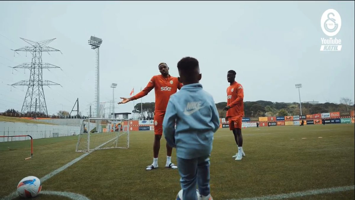 😅 Victor Osimhen'den Salvador Sanchez'e: "Eğer iki tane daha atarsan; masaja ve Disneyland’e gidersin. Disneyland Paris’te, Paris’e gideriz." (GS Youtube Katıl)