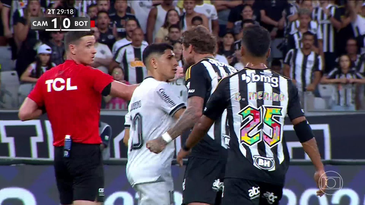 Tempo fechou entre Lyanco, Savarino e Marlon Freitas. 🎥 TV Globo 📺 | ge