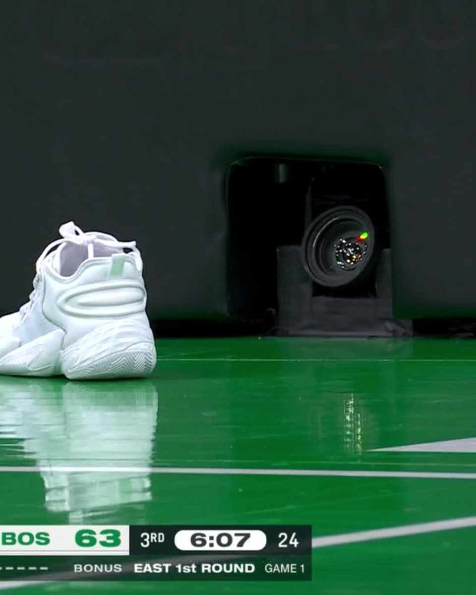 Porzingis lost his shoe 😅