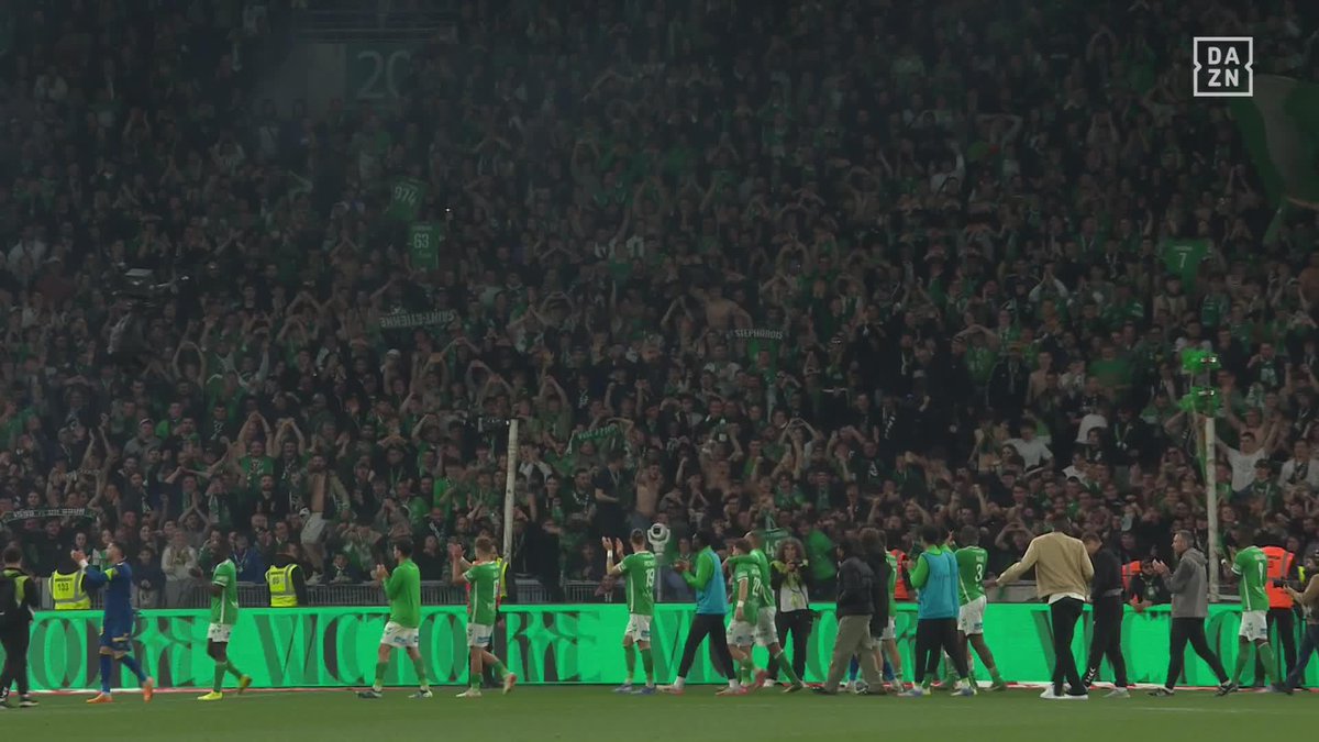 Incroyables images entre joueurs et supporters stéphanois qui célèbrent la victoire dans le derby. 🔥🤩💚🤍 🎥 DAZN France