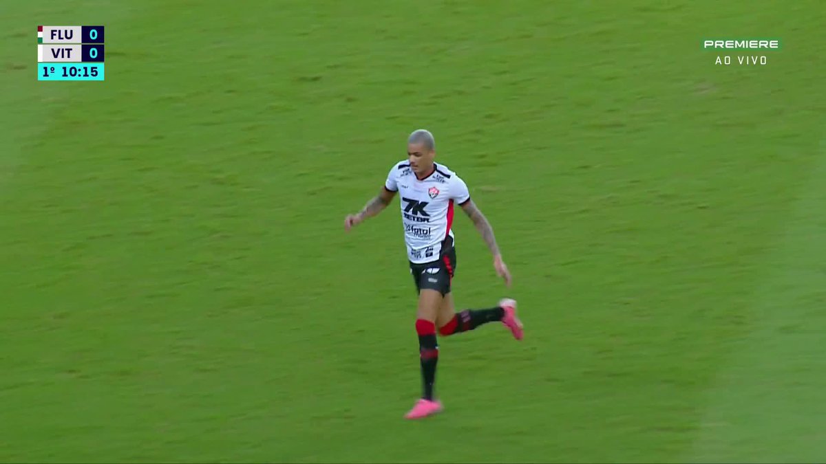 VEM TRANQUILO! Canobbio aplicou uma linda caneta, mas não demorou a levar o troco em Fluminense x Vitória.