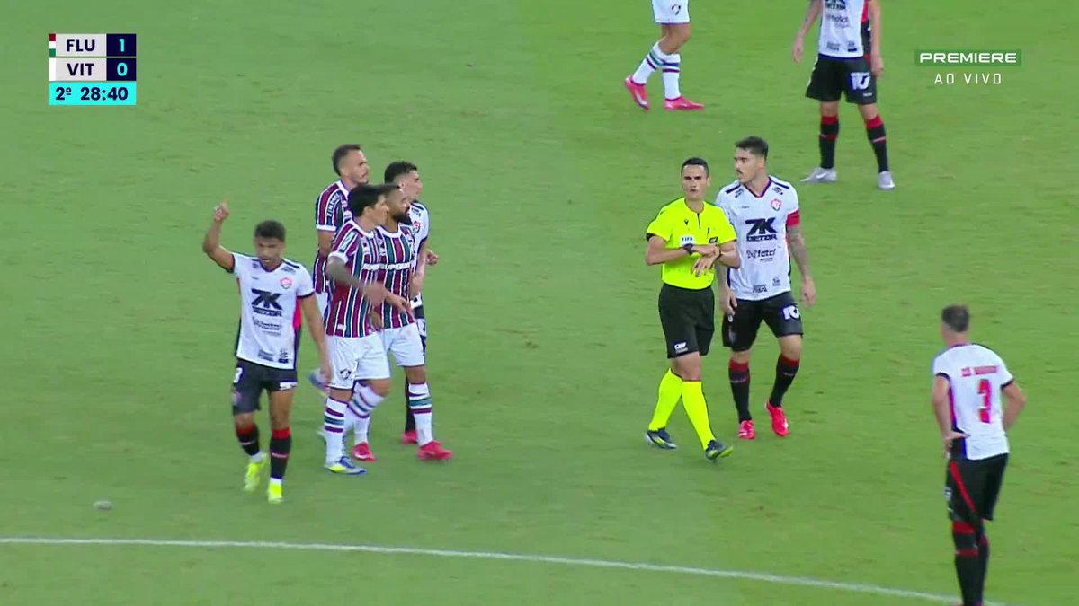 INACEITÁVEL o que está acontecendo no Brasileirão. O VAR nem sequer chamou pra esse puxão claro na área. Qual o motivo pra isso?