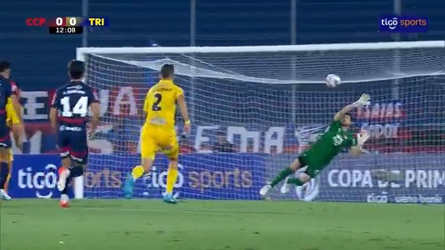 ❌¡LA QUISO PICAR! Luis de la Cruz tuvo la primera oportunidad desde los doce pasos y Alexis Martín Arias estuvo atento. 📺Tigo Sports ▶️Viví el #AperturaAPF2025 en