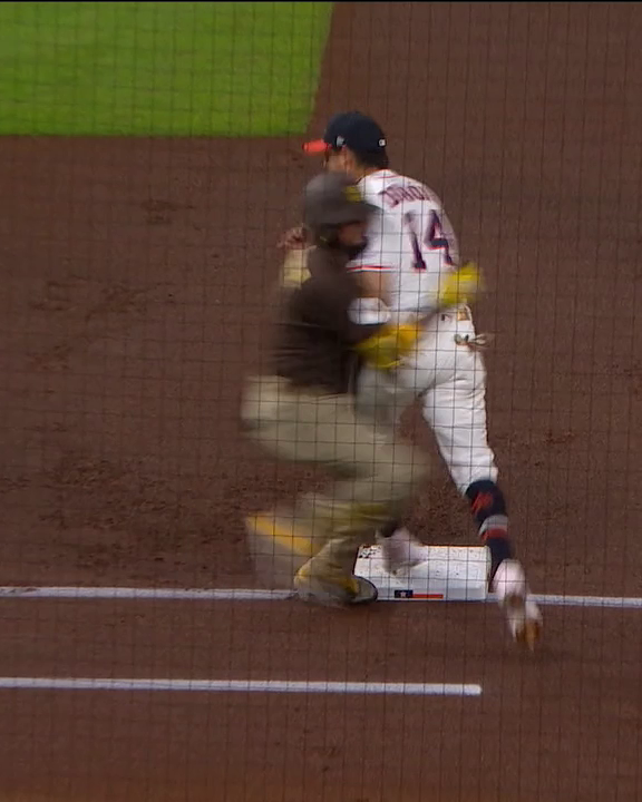 Luis Arraez tuvo que abandonar el terreno en camilla después de este fuerte choque en primera base. Pronta recuperación para el venezolano 🙏.