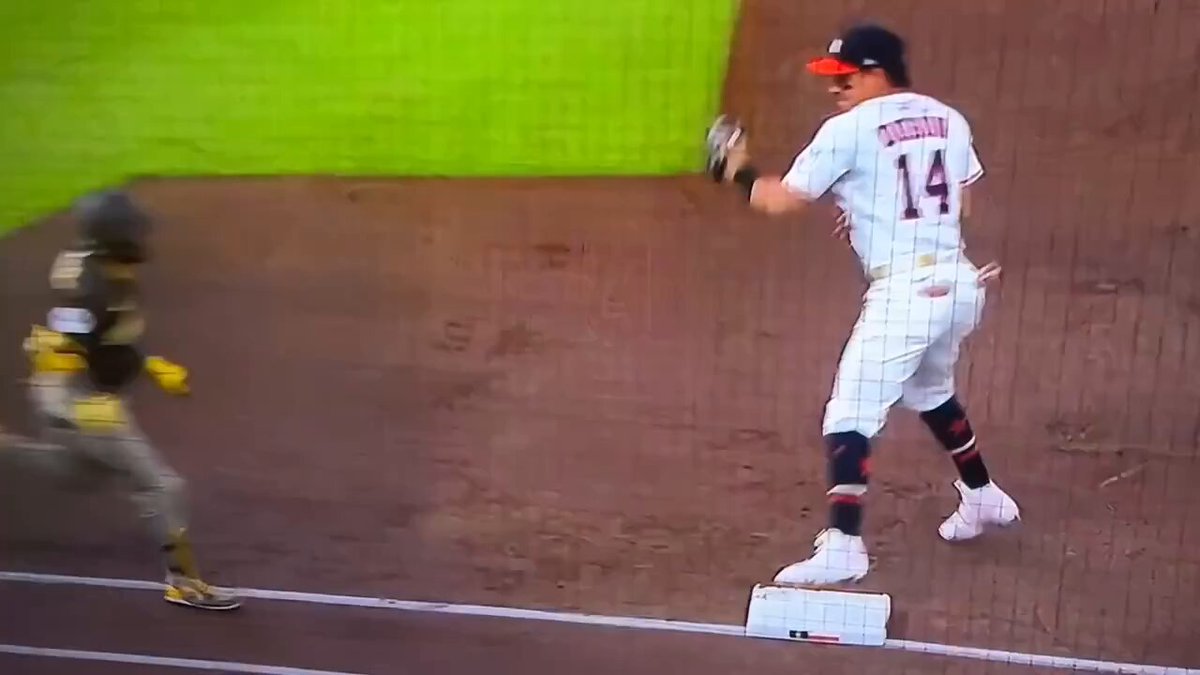 #Arraez San Diego Padres En esta toma se observa como Dubon acomoda su hombro para impactar a Luis Arraez y no somos paranoicos No sé deja mucha evidencia de mala intención