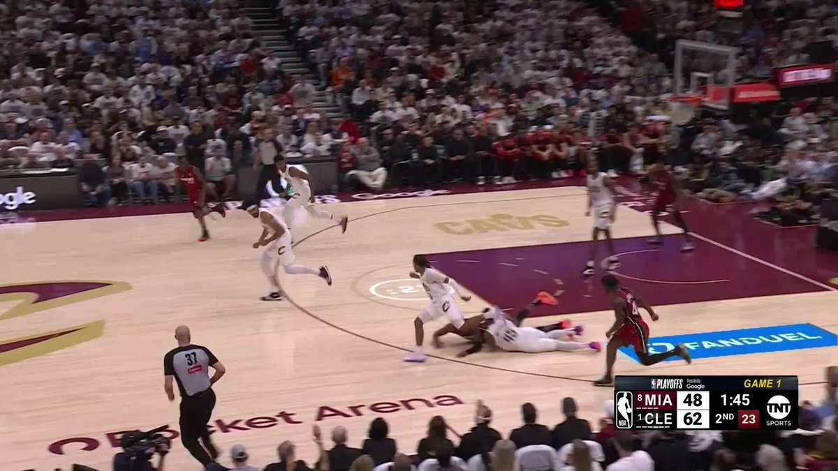 Spida has the Cleveland crowd HYPE after this hustle play 😤