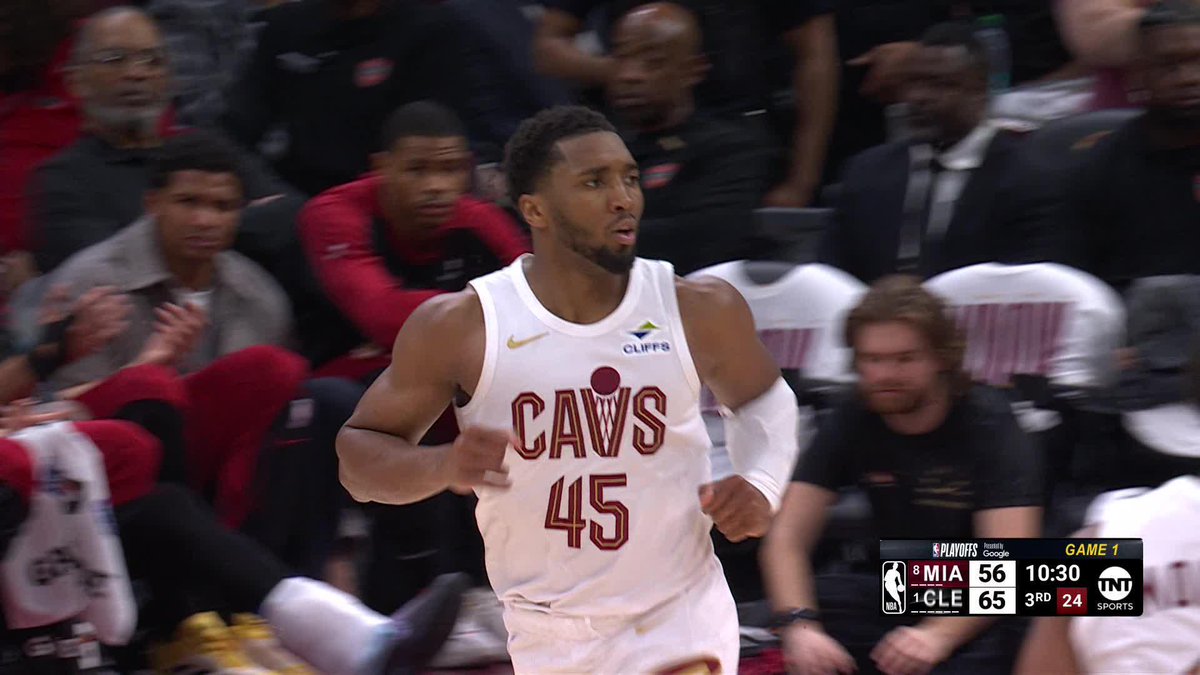 Mitchell with the REVERSE 🔄 Heat/Cavs second half is on TNT!