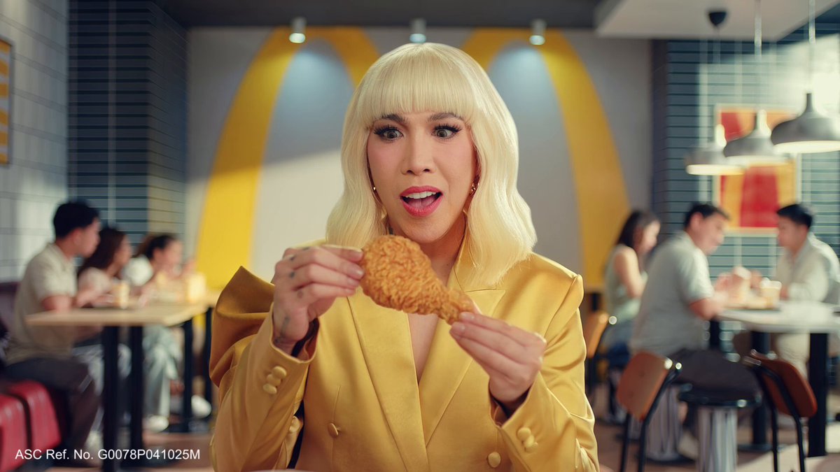 Eto na ang latest 👄 #ChikaSaChickenMcDo 🍗 Confeermed na much malaki na, much pinasarap pa (vs. previous product)! Huwag pahuhuli, mag-order na sa McDo ✅ ASC Ref No. G0078P041025M