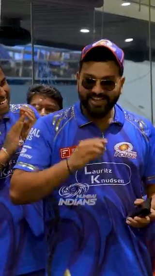 A SPECIAL DRESSING AWARD FOR ROHIT SHARMA..!!!! - Hitman is Back 💙