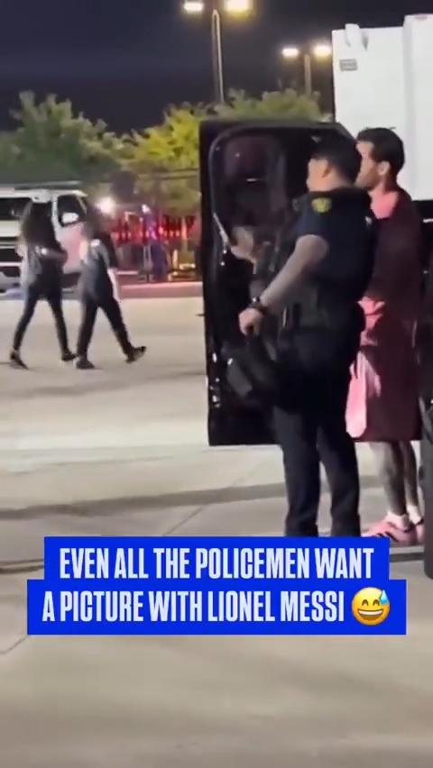حتى رجال الشرطة يُريدون صورة مع الأفضل 🤳🏻👮🏻‍♂️