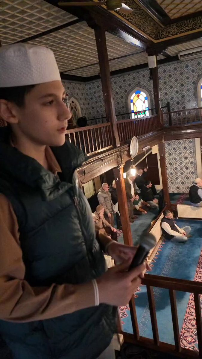 Kadıköy Osmanağa Camii İmamı Mustafa Özdemir’in paylaştığı genç müezzin hafız İsmail Ağcakaya’nın Uşşak makamı kameti çok beğenildi.