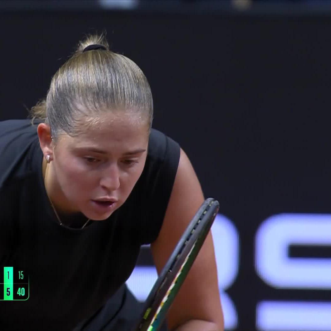 Eyes on the prize, and now it’s hers 😆 Jelena Ostapenko defeats the World No.1 to win her first Stuttgart singles title, 6-4, 6-1! #PorscheTennis