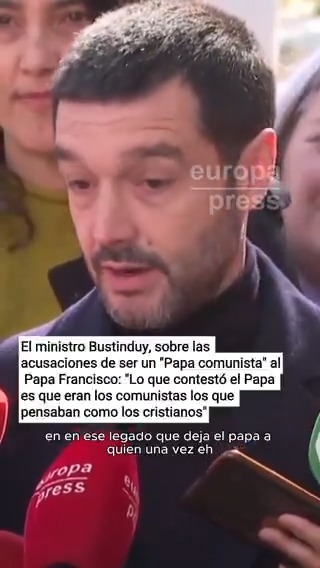 El ministro Bustinduy, sobre las acusaciones de ser un "Papa comunista" al Papa Francisco: "Lo que contestó el Papa es que en realidad eran los comunistas los que pensaban como los cristianos"