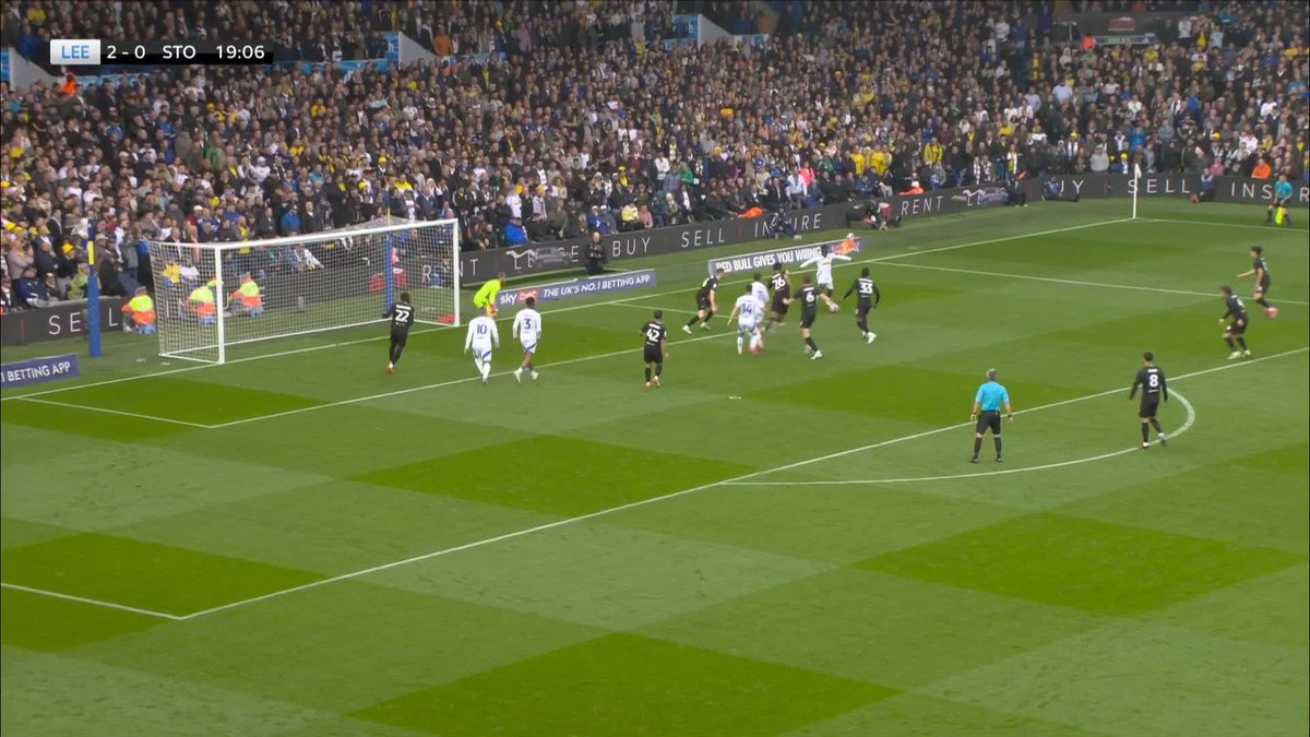 "A hat-trick in less than 20 minutes" ๐ฐ Joel Piroe is on absolute FIRE and has put Leeds 3-0 up against Stoke ๐ฅ
