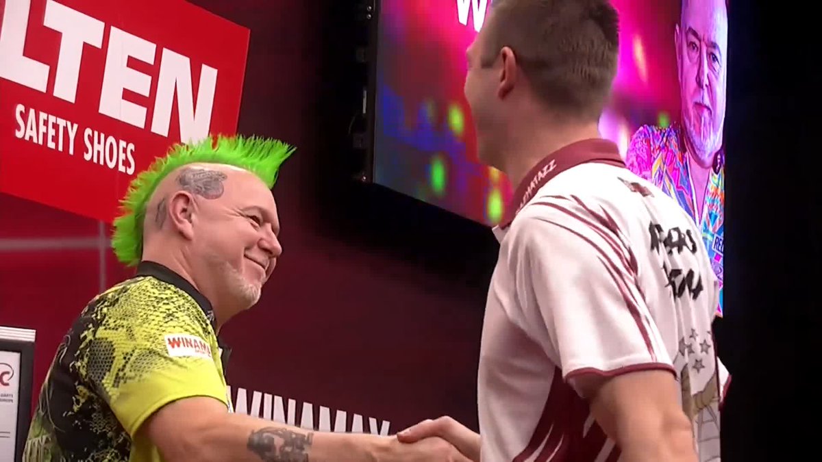 SNAKEBITE PREVAILS! Peter Wright keeps his 100% record against Madars Razma alive, defeating the Latvian 6-4 to reach the quarter-finals in Munich! 📺 #ET4