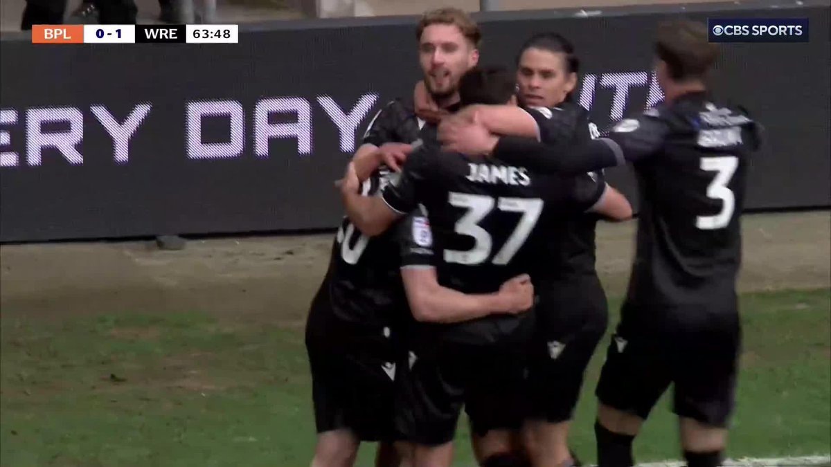 WREXHAM SCORE TWICE IN THREE MINUTES AND ARE GOING BACK INTO THE AUTOMATIC-PROMOTION SPOTS ๐ฅ A THREE-PEAT OF PROMOTIONS IS WITHIN THE RED DRAGONS' GRASP, WITH JUST TWO GAMES LEFT TO PLAY AFTER THIS ๐