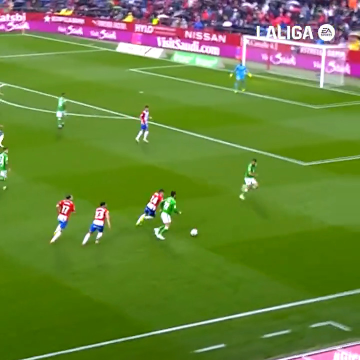 🎩⚽✨ Allá va con el balón en los pies. #LALIGAHighlights #GironaRealBetis