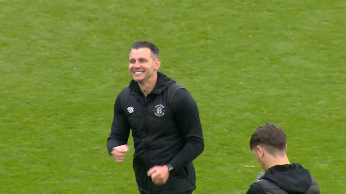 5 WINS IN 10 GAMES🤯 Matt Bloomfield celebrates with the Luton fans after securing a MASSIVE three points against play-off hopefuls Bristol City!