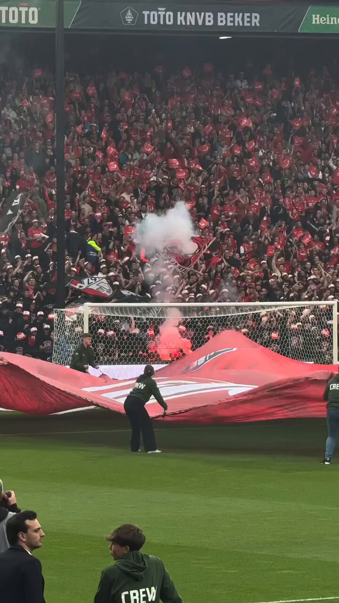 AZ Alkmaar pyroshow at the Dutch Cup final tonight! 🇳🇱👏