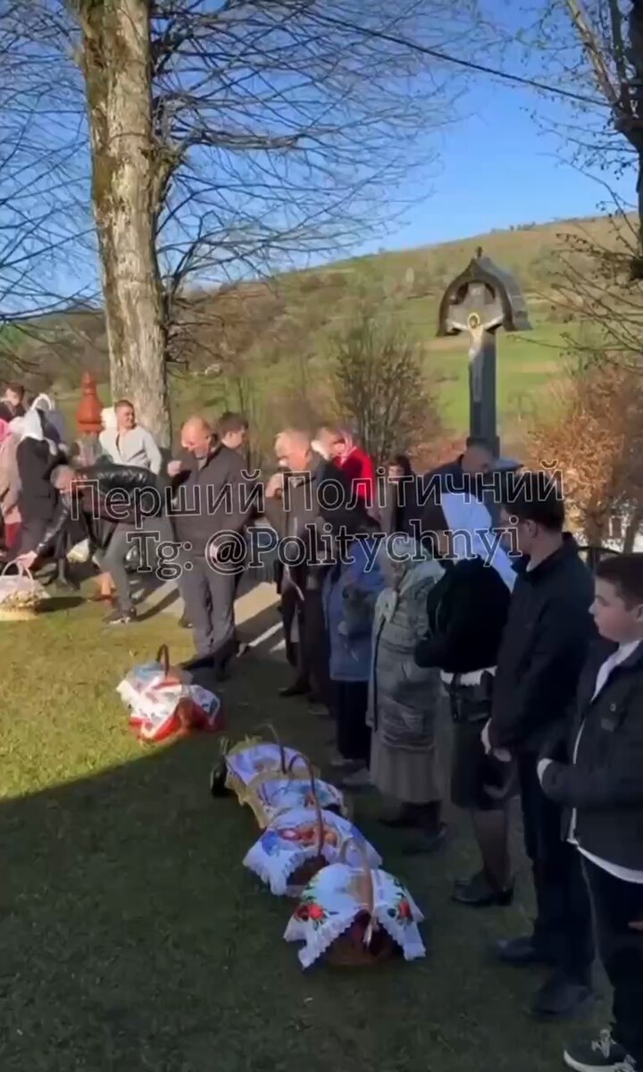 Sytuacja na ukrainie. Mężczyźni, którzy przyszli do cerkwi z koszyczkami widząc „grupę hycli” z wojskowego biura rekrutacyjnego zaczęli w popłochu uciekać 🤡