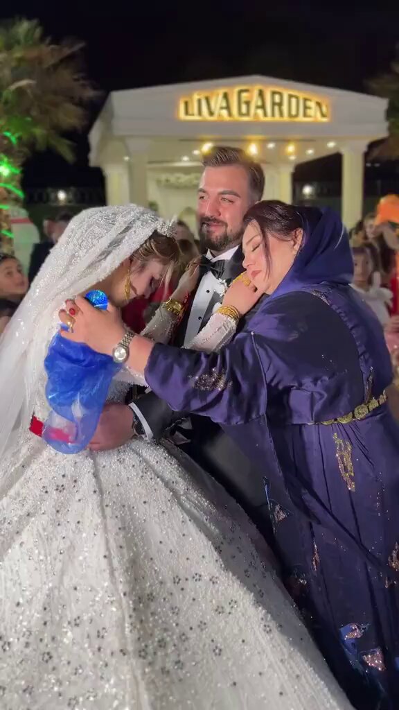 Gelin ve damadın düğün dansına damadın annesi de katıldı.