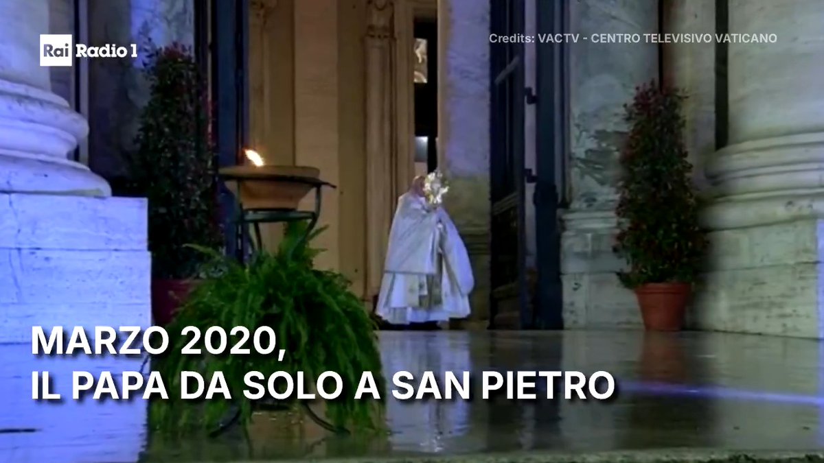 🔴 #PapaFrancesco Era il 27 marzo 2020, in piena pandemia covid le immagini del Papa, da solo in una Piazza San Pietro vuota, fecero il giro del mondo diventando simbolo del dramma mondiale. Il Pontefice impartì allora la Benedizione 'Urbi et Orbi' con indulgenza plenaria