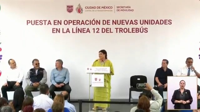 ¡La movilidad eléctrica avanza con fuerza en la #CapitalDeLaTransformación! 🚎⚡ La #JefaDeGobierno, Clara Brugada Molina, dio el banderazo de salida a 14 nuevos Trolebuses que se integran a la Línea 12, una ruta estratégica que conectará de Taxqueña a Perisur, brindando un servicio más moderno, eficiente y sustentable. 🚍✨ Con esta acción, seguimos apostando por un transporte público digno, seguro y ecológico, en beneficio de miles de personas que se mueven diariamente por nuestra ciudad. 🏙️🙌🏽