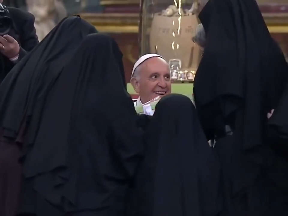 La scena più bella è quella delle suore di Napoli che travolgono Papa Francesco "Uè, addo' jate sorelle? Tenimm che fa, sorelle. E chest so' e clausura!"