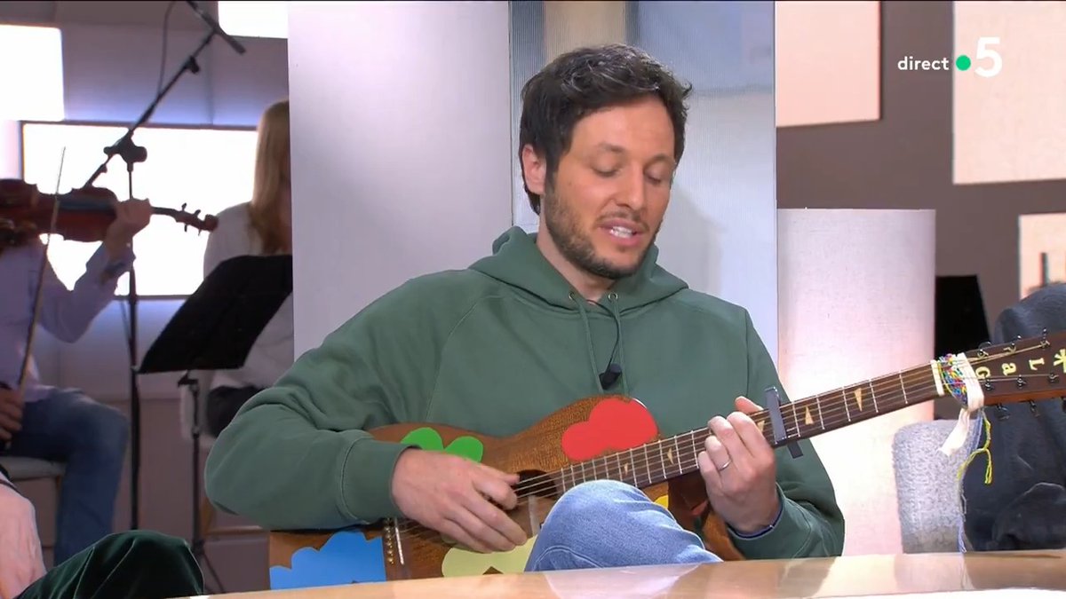 Le 7 décembre dernier, il avait chanté le titre de Léonard Cohen sur le parvis de Notre-Dame. Vianney interprète en live, en guitare-voix, sa version de 'Hallelujah' pour #CàVous 🎶