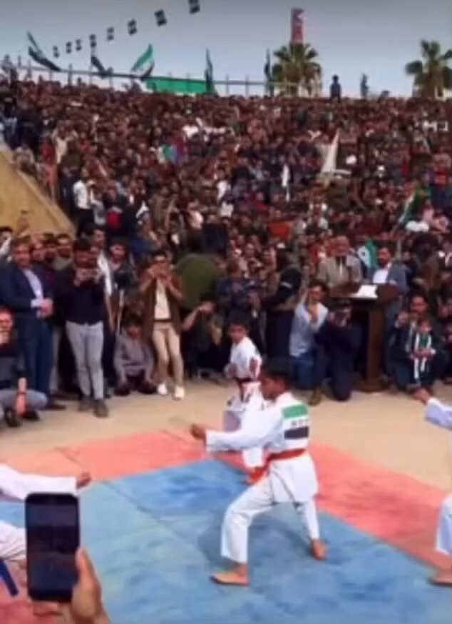شوفوا على هالتربية؟! في الوقت الذي كان يتم إعداد عقائدي للناشئة مبني على التنوير و مزيد من الوحدة، نرى هؤلاء الهمج الرعاع جراء الإخونج تتم تنشئتهم على الظلامية و الإقصاء شو عم ينرش على هالشعب لحتى عم يتغابا ويتوحش بهي الطريقة هي الافعال مو فعل ناس طبيعيين ابدا شو عم يصير ؟ 🥺