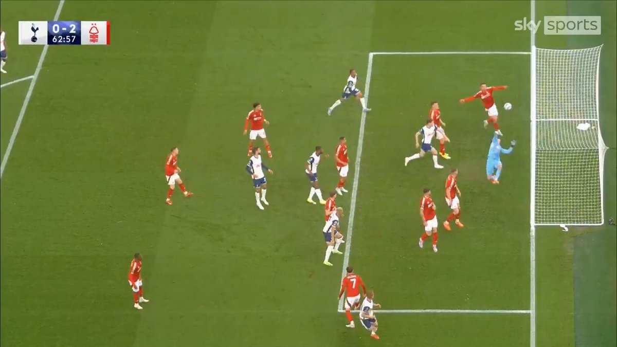 "It defied physics" 👨‍🔬 Harry Toffolo with an UNBELIEVABLE clearance off the line! 🫨