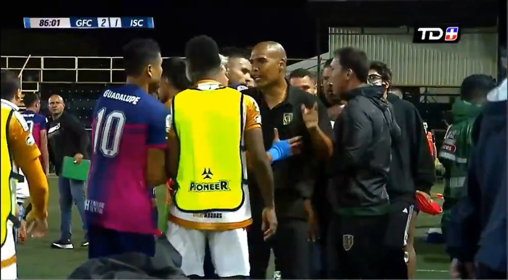 Fernando Palomeque le celebró con todo el gol a Douglas Sequeira, estuvimos a nada de un "A mi no me van a burlar"