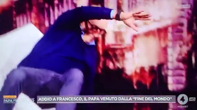 La sedia si spacca e Sallusti cade in diretta #4disera