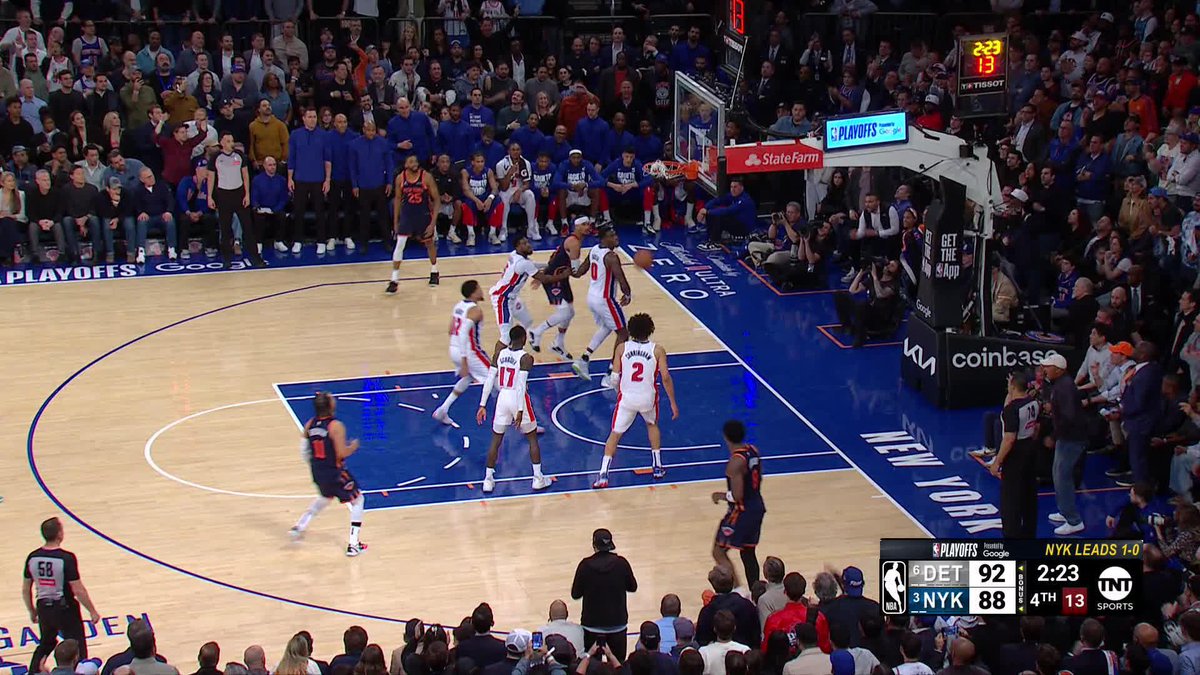 Brunson makes it a two-point game in the 4th quarter ‼️